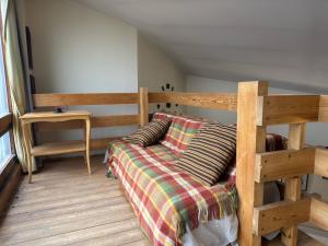 un soggiorno con divano e letto a castello di Relax e Montagna con Vista a Bardonecchia