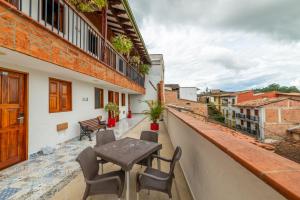 a balcony with a table and chairs on a building at Hotel Santa Laura in Jericó