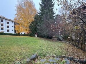 un prato con recinto e alberi di Relax e Montagna con Vista a Bardonecchia