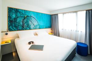 Postel nebo postele na pokoji v ubytování Ibis Styles Collioure Port Vendres