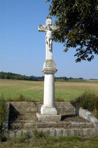 a statue of a cross in a field at revLIVING Lodge Kleinstelzendorf Hollabrunn - 4 Schlafzimmer in Kleinstelzendorf