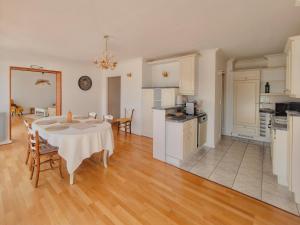 une cuisine et une salle à manger avec une table dans une pièce dans l'établissement Ty Corniche - 50m de la plage, à Bénodet