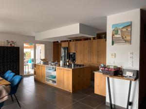een keuken met houten kasten en een aanrechtblad bij Villa Rube in Coustellet +13 foto's
