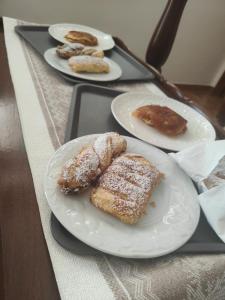 une table avec trois assiettes de pâtisseries dessus dans l'établissement Tenuta Le Pietre Bed & Breakfast, à San Donato Val di Comino