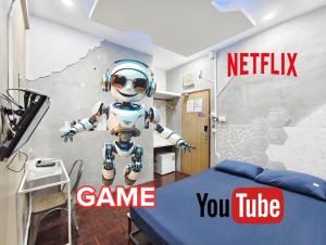 Ein Zimmer mit einem Zimmer, in dem ein Roboter an der Wand hängt in der Unterkunft Hive28 in Bang Kapi