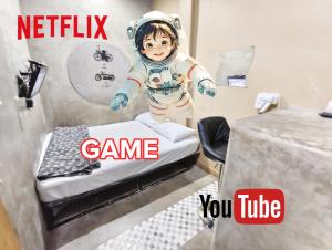 Ein Bild von einem Jungen in einem Astronautenzimmer in der Unterkunft Hive28 in Bang Kapi + 14 Fotos