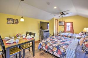 Postel nebo postele na pokoji v ubytování Fjord Suite at Equestrian House PA