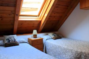 two twin beds in a room with a window at Casa Es De Bernat 2 in Garós