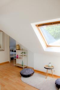 a living room with a window and a table at Ty Bénodet - Maison de vacances in Bénodet