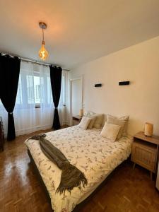 une chambre avec un grand lit dans une pièce dans l'établissement Appartement neuf à boulogne à 3 mins à pieds du métro, à Boulogne-Billancourt