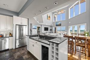 Η κουζίνα ή μικρή κουζίνα στο Oceanfront Galveston Beach House Steps to Sand!