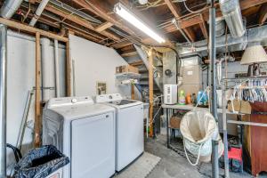 une buanderie avec un lave-linge. dans l'établissement Art Lovers Paradise! Cozy Cottage in Huntington, à Huntington 26 autres photos