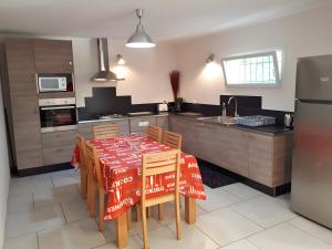 Kuchyň nebo kuchyňský kout v ubytování Gite Mas La Mounine