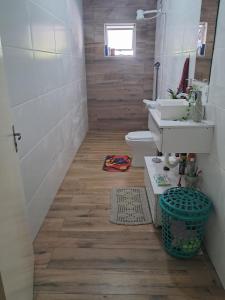 a bathroom with a sink and a toilet at Meu Refúgio in Boituva