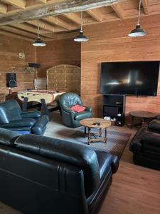 TV a/nebo společenská místnost v ubytování Le Nid Longère 8 pers