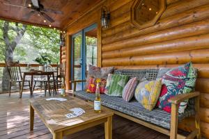 Χώρος καθιστικού στο Luxury Cabin with Hot Tub, Fire Pit and Near the Lake