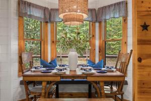 Φωτογραφία από το άλμπουμ του Luxury Cabin with Hot Tub, Fire Pit and Near the Lake σε Morganton +64 φωτογραφίες