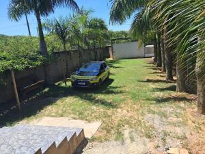 a car parked in a yard next to a fence at Meu Refúgio in Boituva