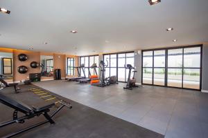 une salle de sport avec plusieurs tapis de course et machines dans une pièce dans l'établissement Edificio MUV Yogha, à Curitiba