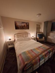 Ένα ή περισσότερα κρεβάτια σε δωμάτιο στο The Snug, a great flat in the heart of Peebles.