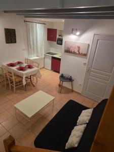 Kuchyň nebo kuchyňský kout v ubytování La Maisonnette du Soleil