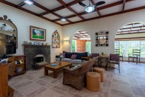 una sala de estar con un sofá y una chimenea en Sitio Rodeado de Verde c Piscina e Churrasqueira, en Cinco Lagos