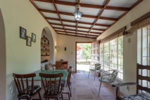Un comedor con mesa y sillas en Sitio Rodeado de Verde c Piscina e Churrasqueira, en Cinco Lagos