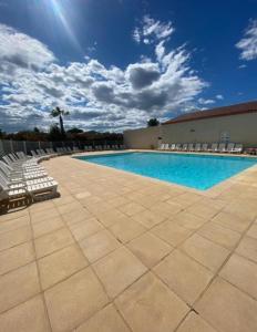 Bazén v ubytování La Maisonnette du Soleil nebo v jeho okolí