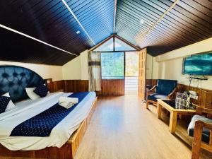 Un dormitorio con una cama, un escritorio y una silla. en RV's Urban Nest - The City center Hotel, en Manali