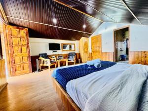Un dormitorio con una cama grande y un escritorio. en RV's Urban Nest - The City center Hotel, en Manali