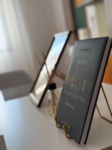 ein Buch, das auf einem Tisch liegt in der Unterkunft Peçi Apartments Gjirokastër in Gjirokastër