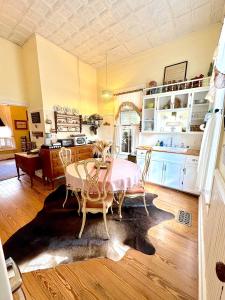 Η κουζίνα ή μικρή κουζίνα στο Circa 1900 - Historic - Romantic - Private - Pond - Fenced Yard - The Cottage at Chappell Hill