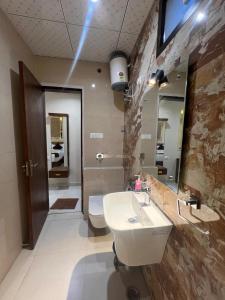 Ένα μπάνιο στο The Hotel Sundaram Continental