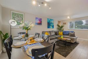 un salon avec une table et un canapé dans l'établissement Modern Comfort, Free Parking, Netflix & Disney plus in every Bedroom and Living Room, à Shephall