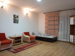 ein Wohnzimmer mit einer Couch und zwei Sesseln in der Unterkunft Z A M A K Vila in Vranje