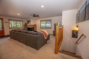 Et tv og/eller underholdning på Daly's Digs By Hauserman Rentals