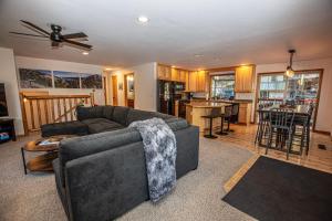 Et opholdsområde på Daly's Digs By Hauserman Rentals + 20 billeder