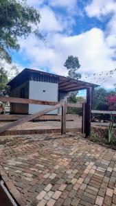 ein Gebäude mit einem Zaun davor in der Unterkunft Charmoso Chalé container em Piracaia, in Piracaia