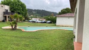 ein Schwimmbad in einem Hof neben einem Haus in der Unterkunft Studio Indépendant - Quartier Résidentiel in Marseille