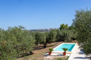 Swimmingpoolen hos eller tæt på Tenuta Mastricale con piscina - Torre Antica e Trullo