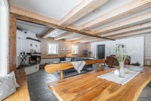 Kuchyň nebo kuchyňský kout v ubytování Private Lake Escape- 6BR, Sauna & Bonfire