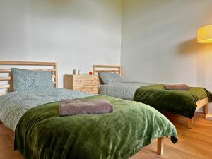 Postel nebo postele na pokoji v ubytování Private Lake Escape- 6BR, Sauna & Bonfire