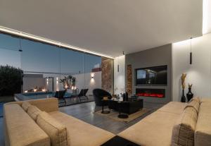 un soggiorno con divano e camino di شاليهات روح نجد a Al ‘Ammārīyah