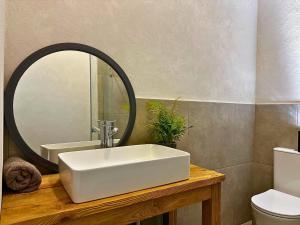 Koupelna v ubytování Private Lake Escape- 6BR, Sauna & Bonfire + 33 fotografií