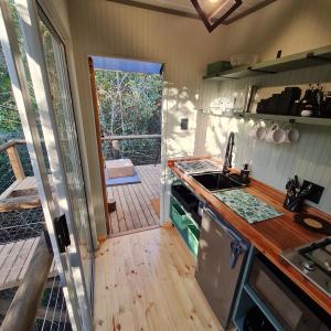 eine Küche mit Spüle und Arbeitsplatte in der Unterkunft Squirrels Rest Treetop Glamping in Knysna