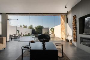 un soggiorno con tavolo e camino di شاليهات روح نجد a Al ‘Ammārīyah