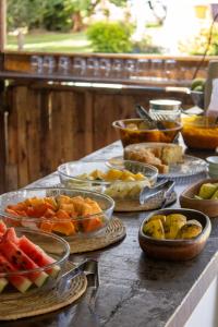 ein Tisch mit vielen Schalen Obst darauf in der Unterkunft Indiana Kite school and Hostel in Cumbuco + 67 Fotos