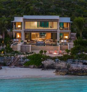 una casa en la playa con el océano en The Strand Turks and Caicos, en Providenciales