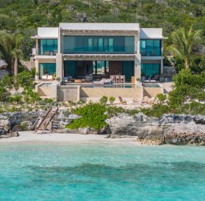 una vista aérea de una casa en la playa en The Strand Turks and Caicos, en Providenciales