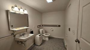 ein Badezimmer mit Waschbecken, Toilette und Spiegel in der Unterkunft Waterfront Vacation Rental for Two Guests near Ohiopyle State Park, Pennsylvania in Confluence